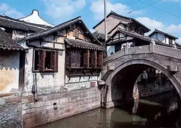 哪位懂行的大哥告诉我衣服是不是正品？游戏画面